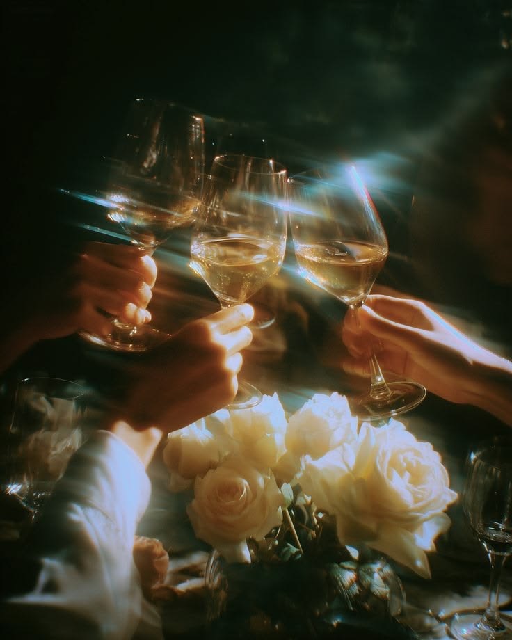 Trinquée aux coupes, bouquet de roses blanches